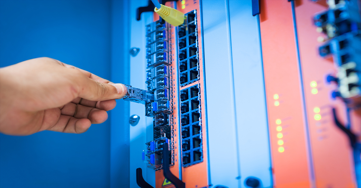 O que é um módulo SFP? Visão geral dos transceptores ópticos SFP usados em redes.